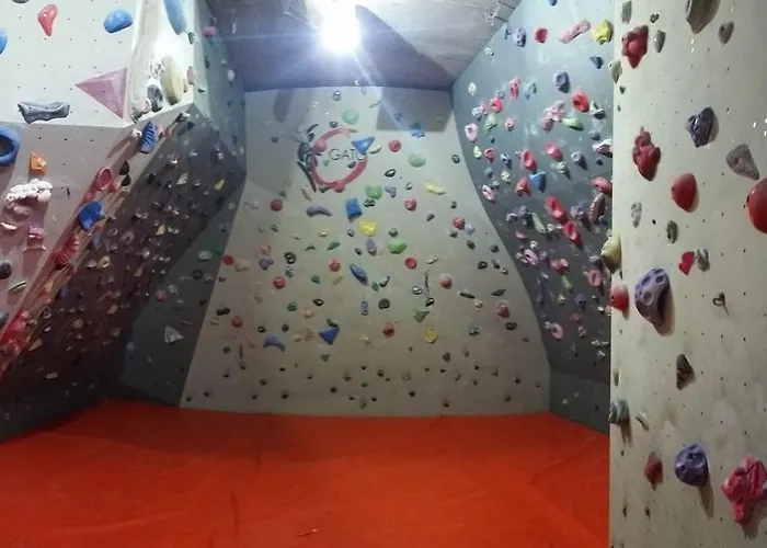 Trafo Base Camp بيت ضيافة 3*