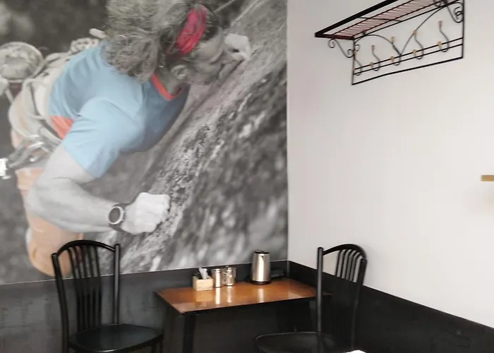 بيت ضيافة Trafo Base Camp كروتشيسته